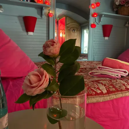 And Bedroom And Circus Wagon At Mas Pryce Отель типа 