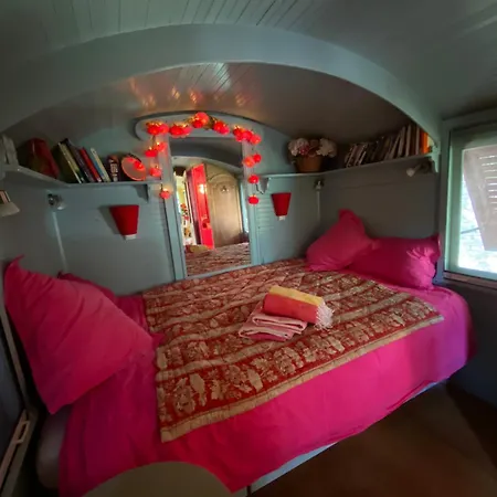 And Bedroom And Circus Wagon At Mas Pryce Отель типа 