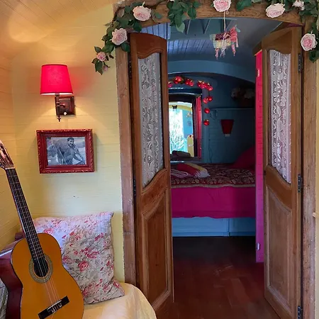 And Bedroom And Circus Wagon At Mas Pryce Отель типа 