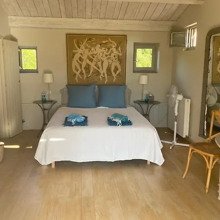 And Bedroom And Circus Wagon At Mas Pryce Отель типа 