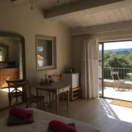 And Bedroom And Circus Wagon At Mas Pryce Отель типа 