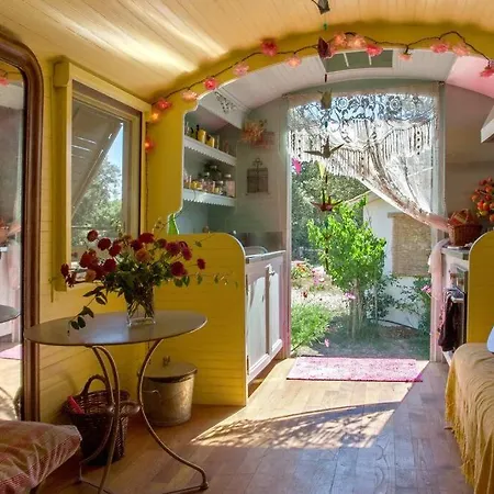 And Bedroom And Circus Wagon At Mas Pryce 4* Sardan