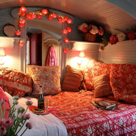 And Bedroom And Circus Wagon At Mas Pryce 4* Sardan